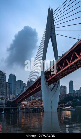 Die Nacht Blick auf Qiansimen Brücke und die Skyline in Chongqing, China. Stockfoto