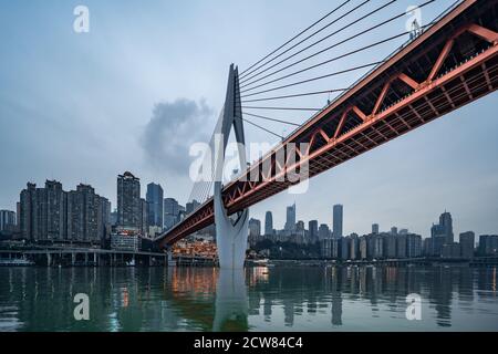 Die Nacht Blick auf Qiansimen Brücke und die Skyline in Chongqing, China. Stockfoto