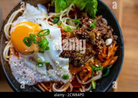 Würzige Rindernudel mit gekochtem Ei, ein traditionelles Sichuan-Frühstück. Stockfoto