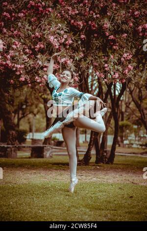 Balletttänzerin springt durch die Luft gegen die wunderschöne Landschaft Stockfoto