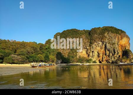 Schwimmende Lebensmittelmarkt bei Ebbe in Phra nang Strand. Fastfood-Boote auf dem Sand. Stockfoto