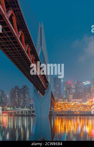 Die Nacht Blick auf Qiansimen Brücke und die Skyline in Chongqing, China. Stockfoto