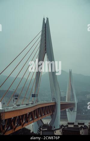 Dongshuimen-Brücke, das Wahrzeichen über den Fluss Yangtze in Chongqing, China. Stockfoto