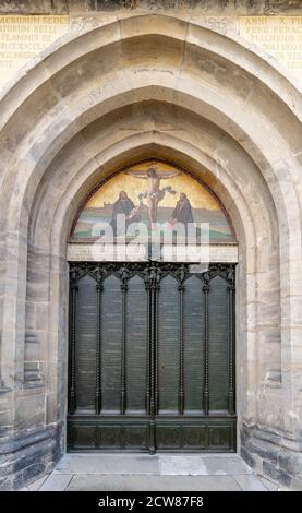 Wiitenberg, S-A - 13. September 2020: Die Tür der Schlosskirche in Wittenberg, wo Martin Luther 95 seine 1517 Thesen nagelte Stockfoto