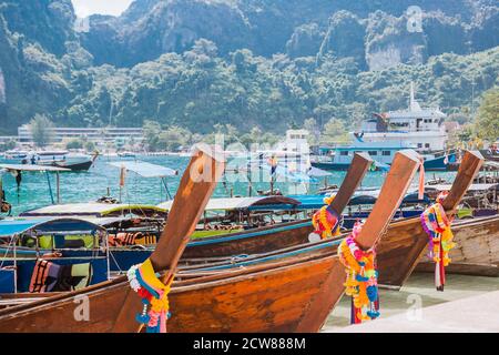 Viele lange Boote am tropischen Strand. Im Hafen auf der asiatischen Insel festgemacht. Stockfoto