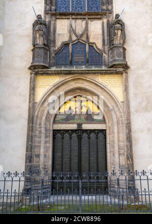 Wiitenberg, S-A - 13. September 2020: Die Tür der Schlosskirche in Wittenberg, wo Martin Luther 95 seine 1517 Thesen nagelte Stockfoto