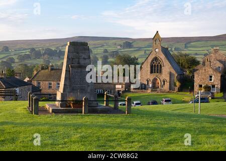 Reeth war Memorial und Evangelical Congregational Church, The Green, Reeth, Richmond, North Yorkshire, England, Großbritannien Stockfoto