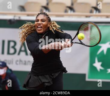 Paris, Frankreich. September 2020. Roland Garros Paris French Open 2020 Tag 2 280920 Serena Williams (USA) gewinnt erstes Rundenspiel Credit: Roger Parker/Alamy Live News Stockfoto