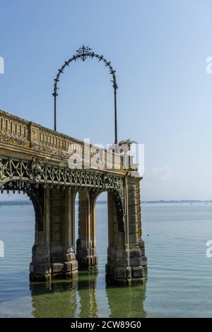 Blick auf den Schosssteg oder die Burgpier am See Konstanz in Friedrichshafen Stockfoto