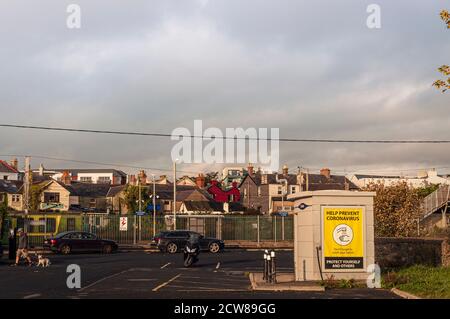 Alltag. Normalerweise überfüllt, aber jetzt fast leer Parkplatz wegen der covid Einschränkungen am Bahnhof. Greystones. Irland. Stockfoto