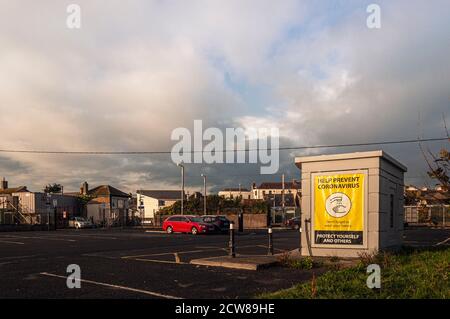 Alltag. Normalerweise überfüllt, aber jetzt fast leer Parkplatz wegen der covid Einschränkungen am Bahnhof. Greystones. Irland. Stockfoto