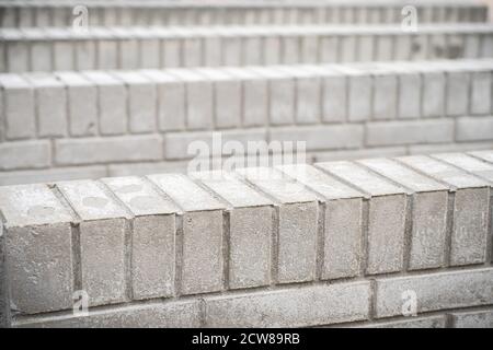 Ziegel Zaun Säule isoliert auf weißem Hintergrund Stockfoto