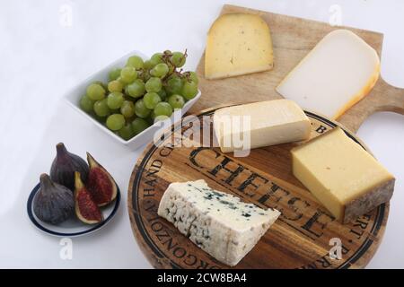 Käseplatte mit Feigen und Trauben Stockfoto