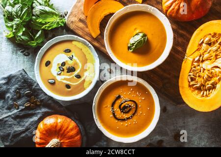 Hausgemachte Kürbissuppe in bowles mit. Herbst hokkaido Suppe mit Balsamico-Essig Stockfoto