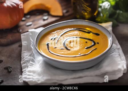 Hausgemachte Kürbissuppe in bowles mit. Herbst hokkaido Suppe mit Balsamico-Essig Stockfoto