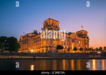 Sonnenuntergang entlang der Spree mit Blick auf den Reichstag in Berlin Stockfoto