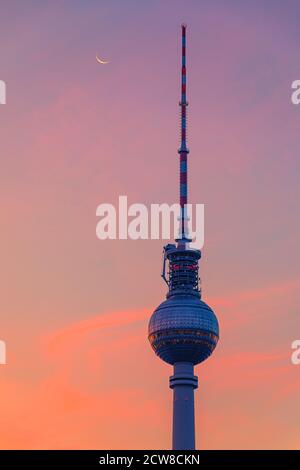 Sonnenaufgang im Berliner Fernsehturm. Der Berliner Fernsehturm ist ein Fernsehturm im Zentrum von Ber Stockfoto