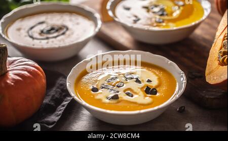 Hausgemachte Kürbissuppe in bowles mit. Herbst hokkaido Suppe mit Balsamico-Essig Stockfoto