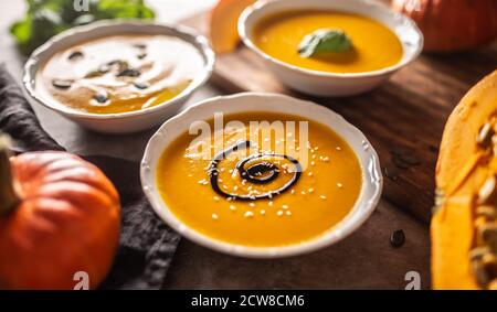 Hausgemachte Kürbissuppe in bowles mit. Herbst hokkaido Suppe mit Balsamico-Essig Stockfoto