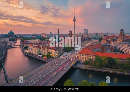 Sonnenuntergang in Berlin, von der Fischerinsel mit dem Berliner Fernsehturm und der Spree davor gesehen. Stockfoto