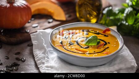 Hausgemachte Kürbissuppe in bowles mit. Herbst hokkaido Suppe mit Balsamico-Essig Stockfoto