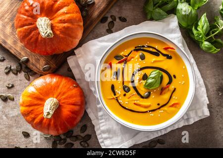 Hausgemachte Kürbissuppe in bowles mit. Herbst hokkaido Suppe mit Balsamico-Essig Stockfoto