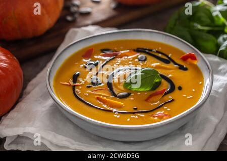 Hausgemachte Kürbissuppe in bowles mit. Herbst hokkaido Suppe mit Balsamico-Essig Stockfoto