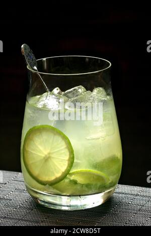 Caipiroska, brasilianisches Getränk mit Wodka, Zitrone und Zucker Stockfoto