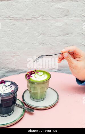 Verschiedene gesunde Super Lattes im Café Stockfoto