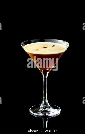 Nespresso Martini, Getränk mit Wodka, Kahlua und Kaffeebohnen Stockfoto