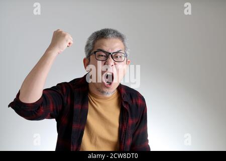 Die asiatische Mann stand auf dem weißen Hintergrund. Stockfoto