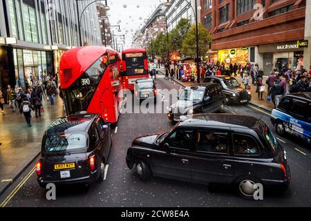LONDON, UK - NOV 22 : London Taxi, auch hackney Kutsche genannt, schwarzes Taxi. Traditionell Taxis sind alle schwarz in London, aber jetzt in variou produziert Stockfoto