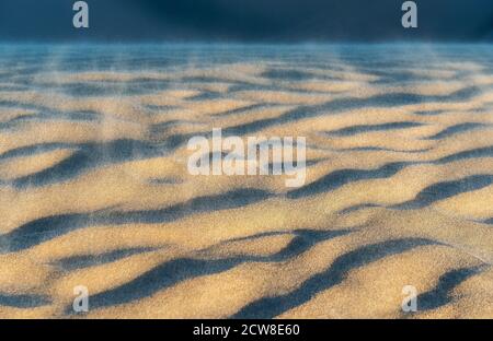 Wind in den Sanddünen von Huacachina bei Sonnenuntergang, Peru. Stockfoto