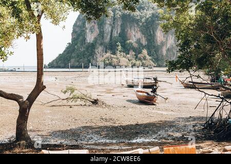Starke Ebbe und Trockenheit auf einer tropischen Insel. Die Boote sind auf Grund. Stockfoto