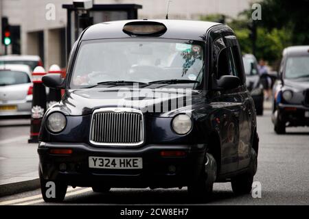 London, Großbritannien - 14. Juni 2012: TX1, London Taxi, auch hackney Carriage genannt, schwarzes Taxi. Traditionell Taxis sind alle schwarz in London, aber jetzt produzieren Stockfoto