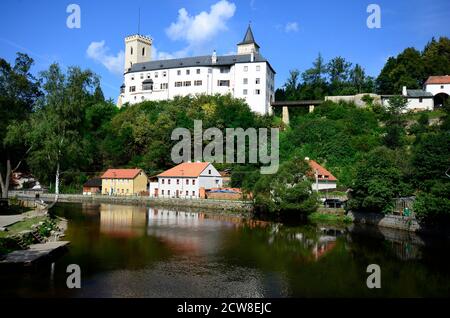 Tschechische Republik, Dorf Rozmberk nad Vltavou mit Burg und Reflexion in Moldau Stockfoto