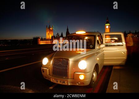 LONDON - 18. Dezember 2011 : EINE TX4 Hackney Carriage, auch London Taxi oder Black Cab genannt, an der Westminster Bridge. TX4 wird von der London Ta hergestellt Stockfoto