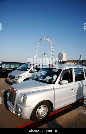 LONDON - November 13, 2011 : EINE TX4 Hackney Carriage, auch London Taxi oder Black Cab genannt, an der Westminster Bridge. TX4 wird von der London Ta hergestellt Stockfoto