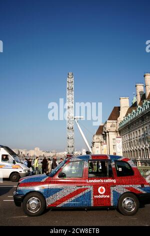 LONDON - November 13, 2011 : EINE TX4 Hackney Carriage, auch London Taxi oder Black Cab genannt, an der Westminster Bridge. TX4 wird von der London Ta hergestellt Stockfoto