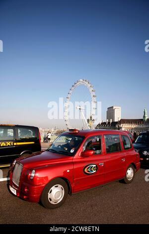 LONDON - November 13, 2011 : EINE TX4 Hackney Carriage, auch London Taxi oder Black Cab genannt, an der Westminster Bridge. TX4 wird von der London Ta hergestellt Stockfoto