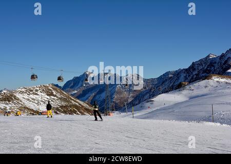 Stubai, Österreich - 23. Dezember 2015: Nicht identifizierte Personen und Seilbahn im Skigebiet Stubaier Gletscher, bevorzugtes Gebiet für den Wintersport Stockfoto