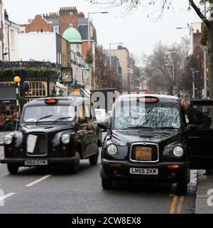 London, Großbritannien - 29. Oktober 2010: Taxi in der Straße von London. Taxis sind das ikonischste Symbol Londons sowie Londons Red Double Decker Bus. Stockfoto