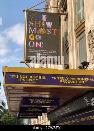 Das Dominion Theatre im Londoner West End wurde seit dem 16. März 2020 aufgrund der COVID-19-Pandemie geschlossen. Ein Schild fordert ‘The Show Must Go On’, zur Unterstützung der verwüsteten britischen Unterhaltungsindustrie. Stockfoto