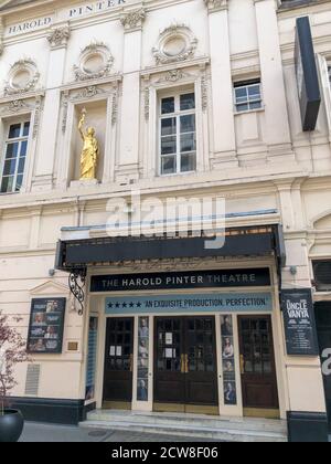 Die Aushänge an den Türen des Harold Pinter Theatre im Londoner West End informieren die Kunden über die andauernde Schließung aufgrund der COVID-19-Beschränkungen, die im März 2020 verhängt wurden. Stockfoto