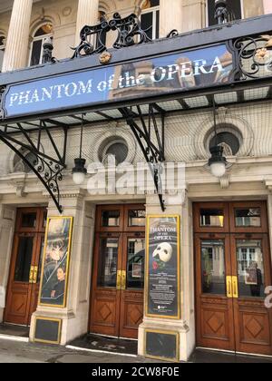 An den Türen des her Majesty’s Theatre im Londoner West End werden die Kunden über die andauernde Schließung informiert, da COVID-19-Beschränkungen im März 2020 auferlegt wurden. Andrew Lloyd Webbers DAS PHANTOM DER OPER wurde dort seit 1986 kontinuierlich aufgeführt. Stockfoto