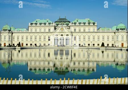 Wien, Österreich - 1. November 2014: Nicht identifizierte Touristen und Schloss Belvedere mit Spiegelung im Teich Stockfoto