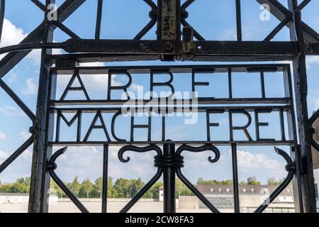 Dachau, Bayern / Deutschland - 16. September 2020: Blick auf das historische Eingangstor im KZ Dachau bei München Stockfoto