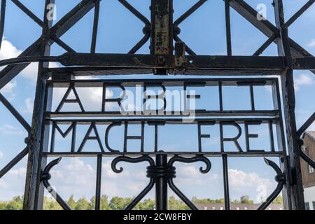 Dachau, Bayern / Deutschland - 16. September 2020: Blick auf das historische Eingangstor im KZ Dachau bei München Stockfoto