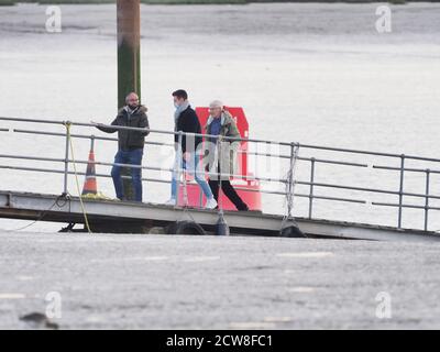 Queenborough, Kent, Großbritannien. September 2020. Paul O'Grady wurde heute Nachmittag im Hafen von Queenborough entdeckt, nachdem er von einer Reise auf dem X-Pilot Schlepper auf dem Red & Shivering Sands Forts in der Themse-Mündung für ITV zurück ins Meer gefahren war. Kredit: James Bell/Alamy Live Nachrichten Stockfoto