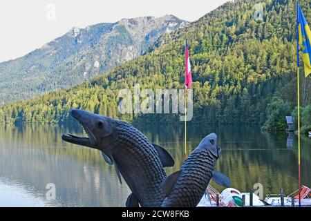 Österreich, Lunz am See, Fischskulptur am Lunzer See, einem idyllischen See in den Eisenwurzen Stockfoto